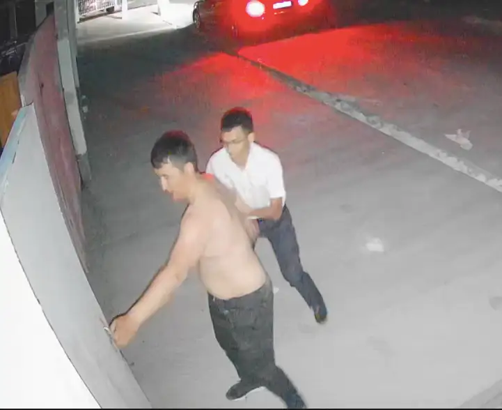 Шымкентте жартылай жалаңаш шенеуніктердің төбелесі видеоға түсіп қалған