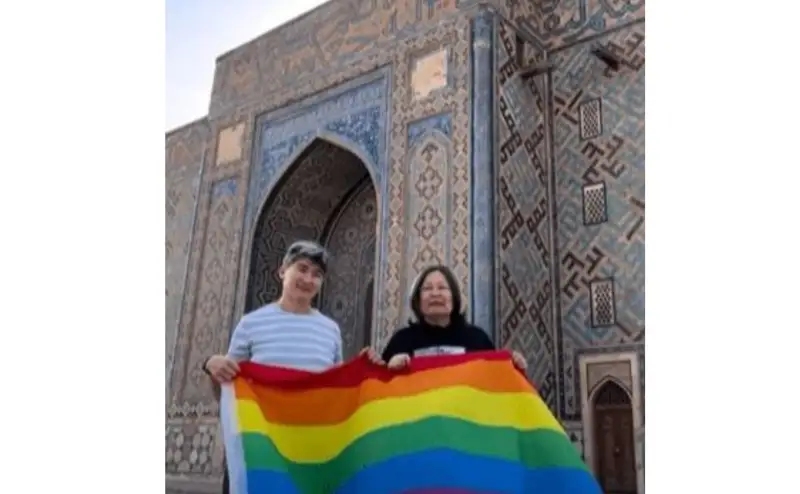 Белсенділер Қожа Ахмет Яссауи кесенесінің алдында ЛГБТ туын көтерді