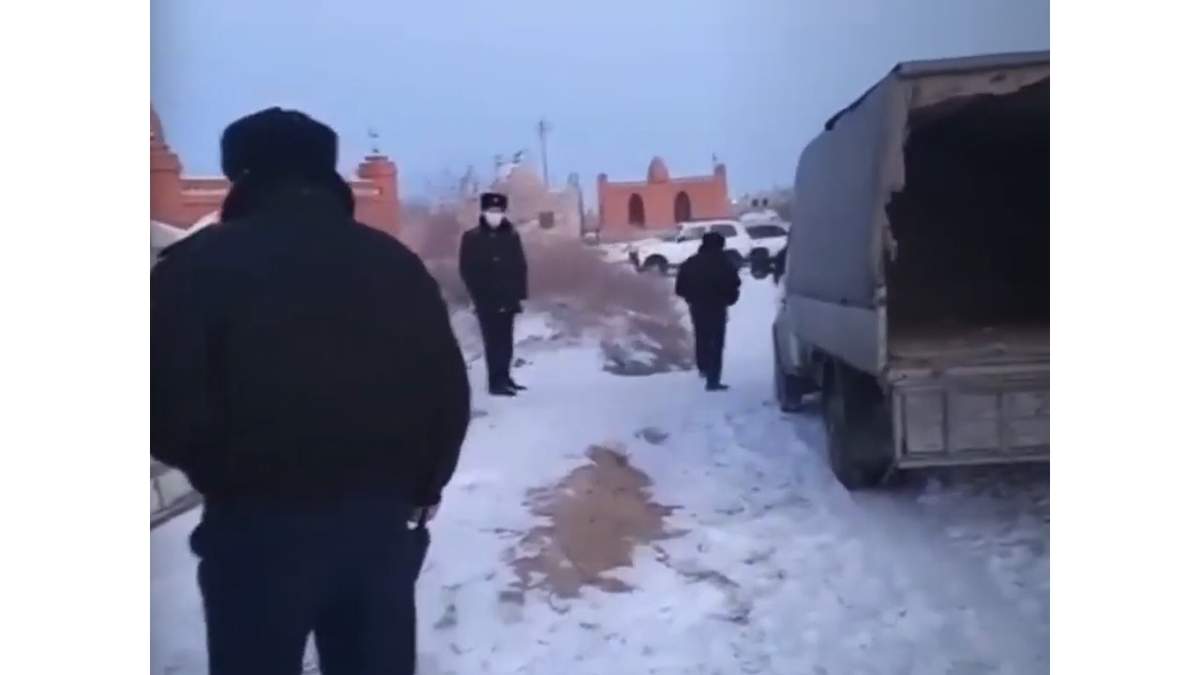 Полицейлер митингте қайтыс болған адамдардың мүрдесін қазып жатыр (видео)