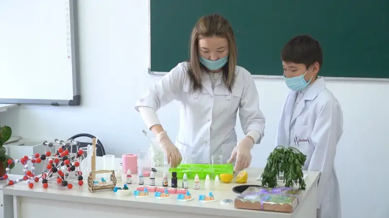 Атырауда мектеп мұғалімі экологиялық таза сабын жасады