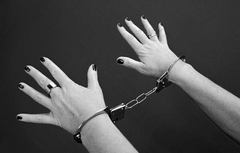 Бірнеше мәрте алаяқтық жасаған әйел сотталды 