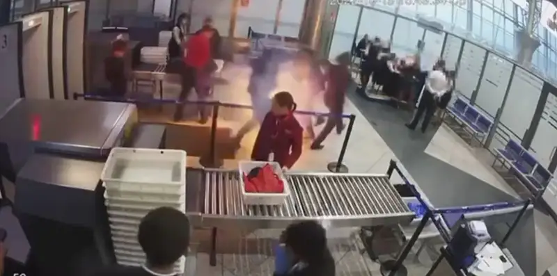 Алматыда Бішкекке ұшқан жолаушының қолындағы Power Bank өртеніп кетті (видео)