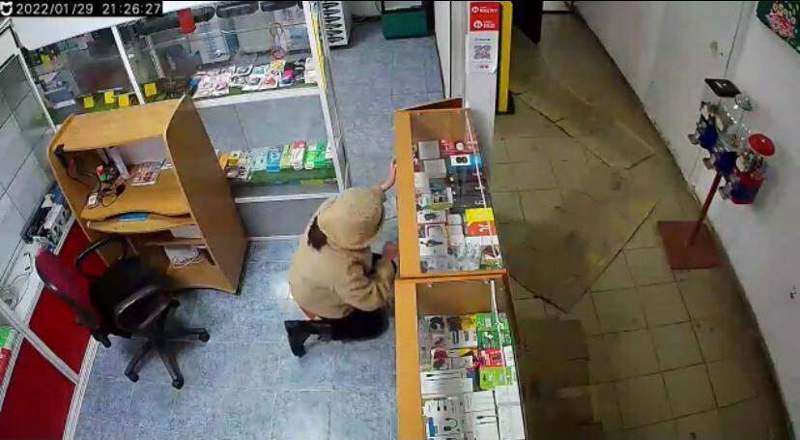 Ақмолада 18 жастағы ұры бейнекамераға түсіп қалды 