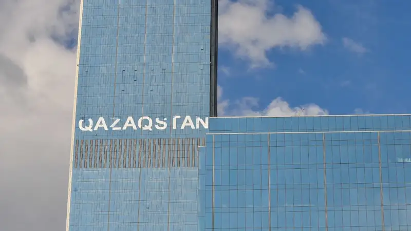  "Әбу-Даби Плазадағы" Qazaqstan жазуы өшіріліп жатыр