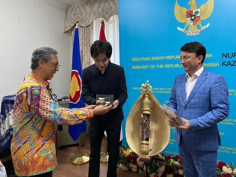 Индонезия тұрғыны «Дайдидау» әнін көне аспапта орындады (видео)