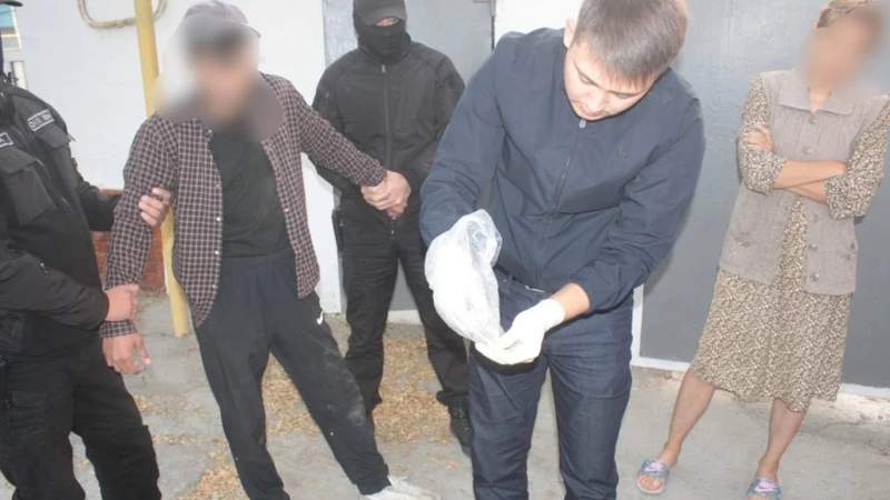 Қызылордалық тұрғыннан қару мен есірткі тәркіленді