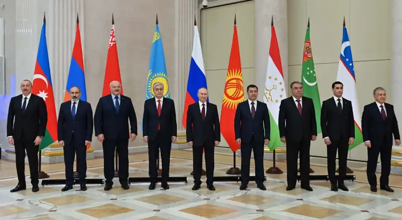 Владимир Путин Тоқаевты қарсы алды
