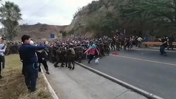 Гондурастан АҚШ-қа бет алған мигранттар полициямен қақтығысты