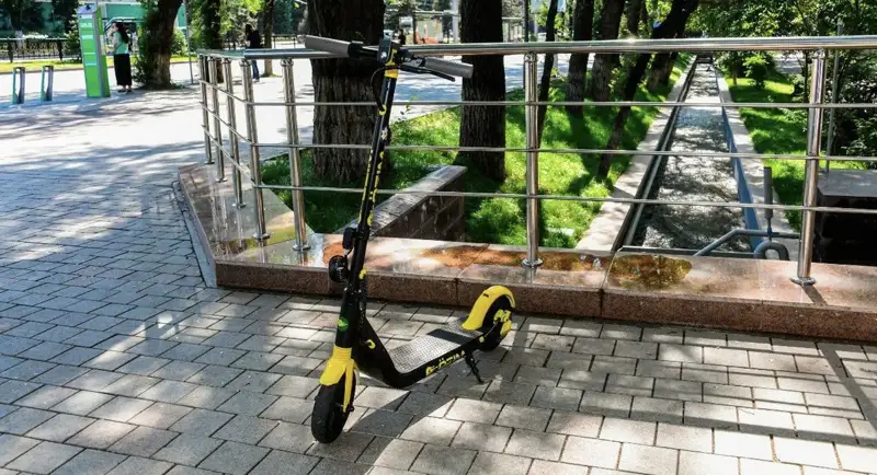 Алматыда самокатпен жүргендерге жүргізуші куәлігі міндеттелуі мүмкін