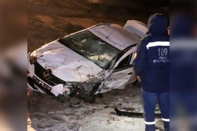 Жеңіл көлік Үлкен Алматы каналына құлап кетті