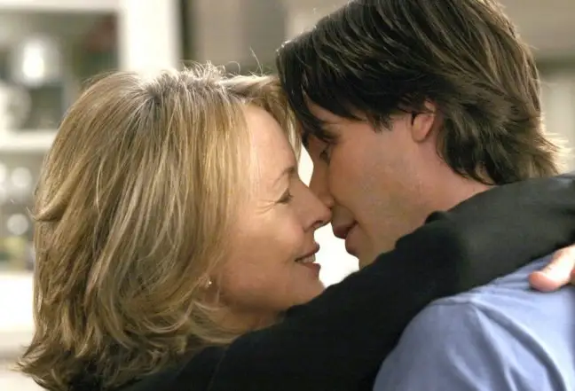 «Анамның 18 жастағы жігітпен жүргені жаныма батады»