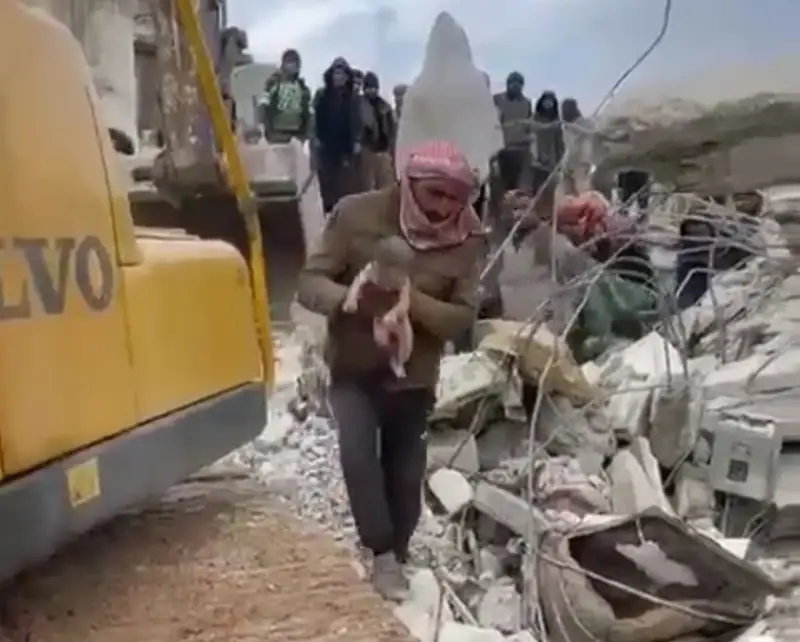 Сирияда жер сілкінісінен кейін үйінді астында сәби дүниеге келді (видео)