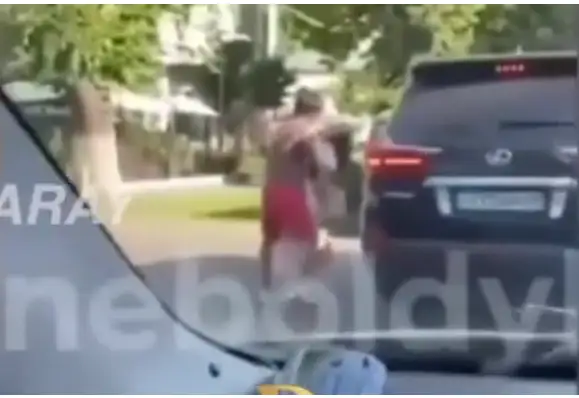 Желіде Қайрат Нұртастың бейтаныс аруды күштеп көлікке отырғызған видеосы тарап кетті