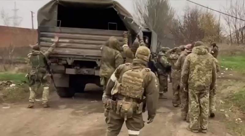 Украина: 1026 сарбаз қаруын тапсырды