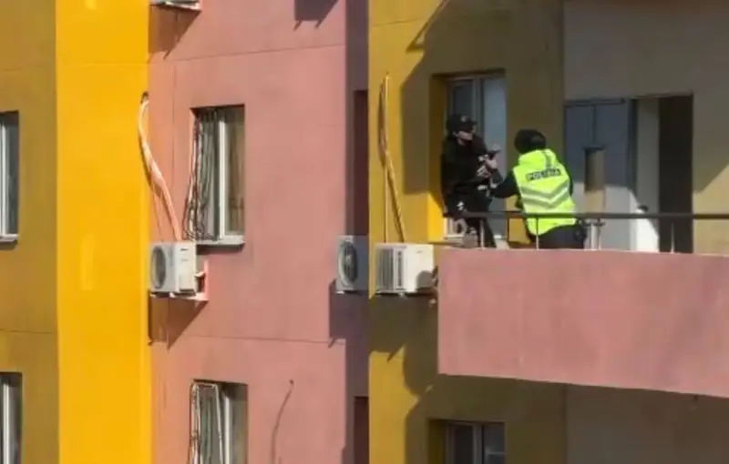 Атыраулық полицейлер 15-қабаттан секірмек болған тұрғынды құтқарып қалды
