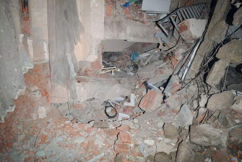 "Өлсем, қарызымды өтеңдер": Үйінді астында қоштасқан отбасы әлемді жылатты