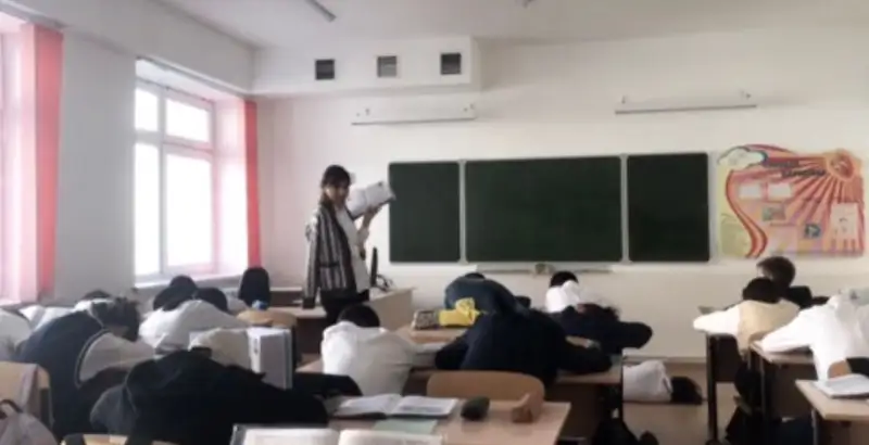 TikTok-та жаңа тренд: Оқушылар сабақ үстінде ұстаздарымен ойнай бастады