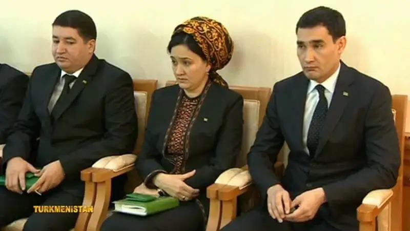 Астаналық мұғалімдерге жасыл түсті қойын дәптер мен қалам ұстау міндеттелді 