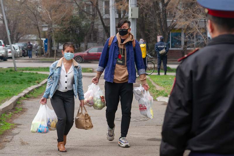 Қазақстанда көшеде міндетті түрде маска тағып жүру талабы бекітілді 