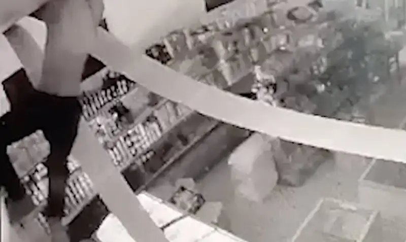 Шымкентте дүкендерге шатыр арқылы кірген ұры ұсталды