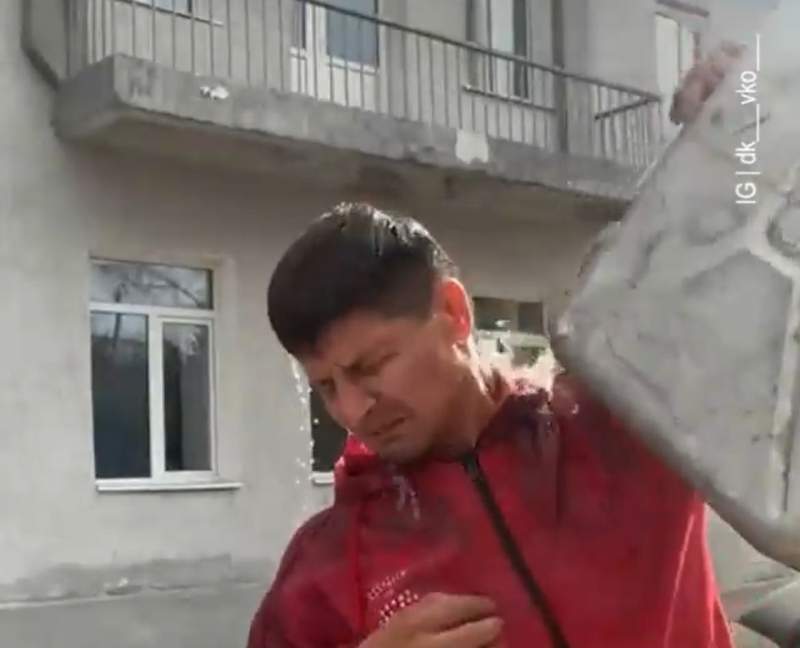 Блогер тікелей эфир кезінде сот ғимаратының алдында өзін өртеп жібермек болды