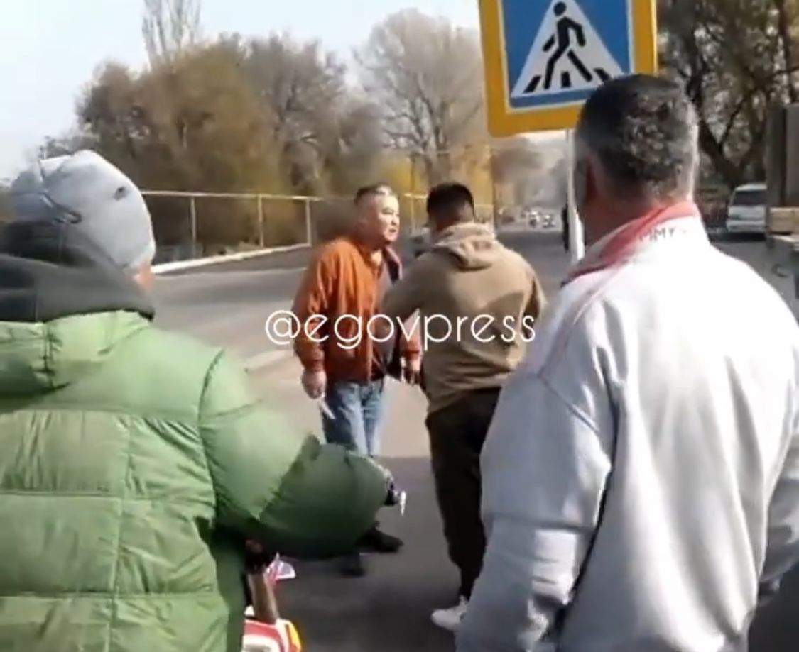 Еңбекшіқазақ ауданындағы кірпіш зауытының басшысы тұрғындарға пышақ ала жүгірді (видео)