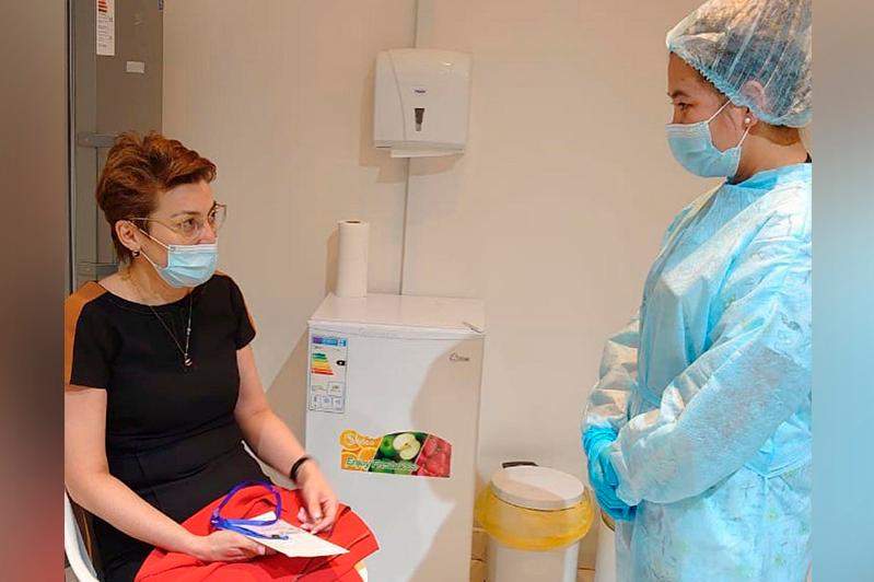 Санэпидбақылау комитетінің басшысы Айжан Есмағамбетова QazVac вакцинасын салдырды 