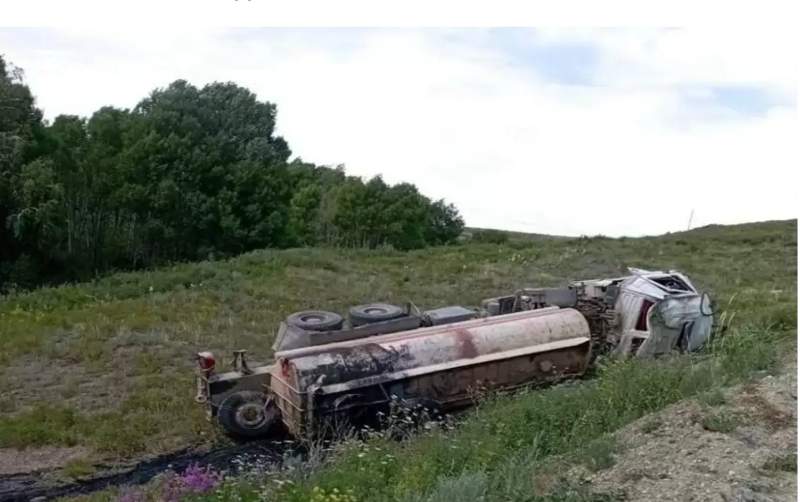 23 тонна күкірт қышқылын тиеп келе жатқан жүк көлігі аударылды