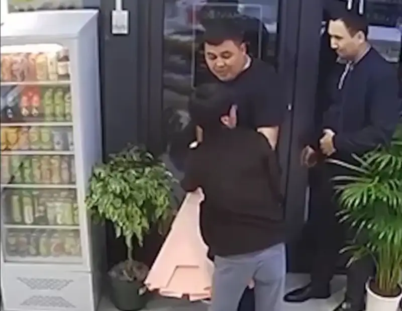 Шымкентте «прокурордың ұлы» гүл сататын дүкенге шабуыл жасады (видео)