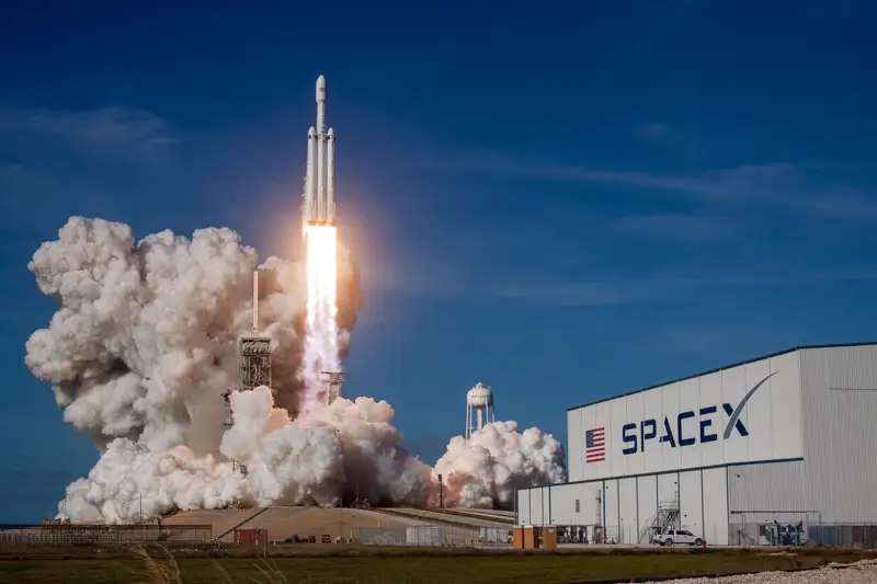 SpaceX биыл ғарыш туристерін орбитаға ұшырады 