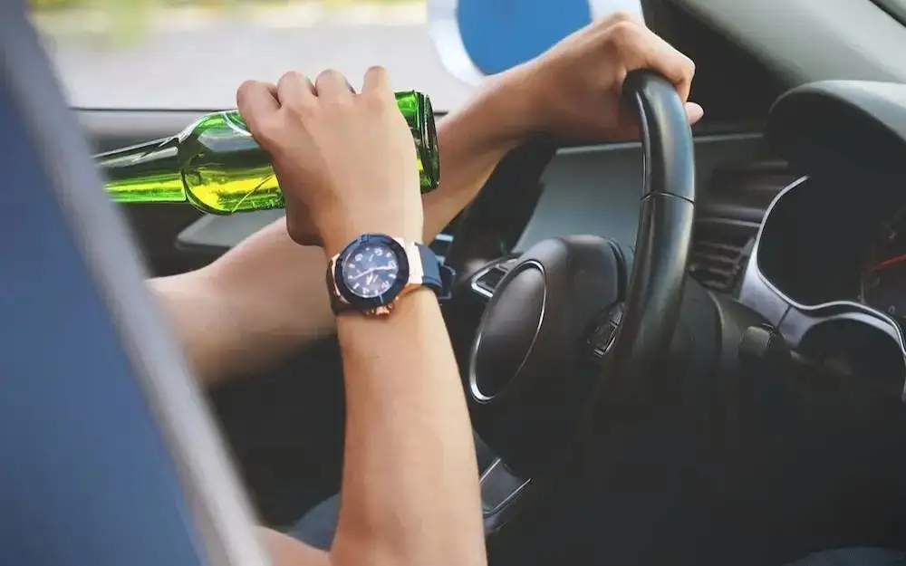 ШҚО-да әкімдік жүргізушісі мас күйде көлік тізгіндеп, жарық бағанасына соғылды