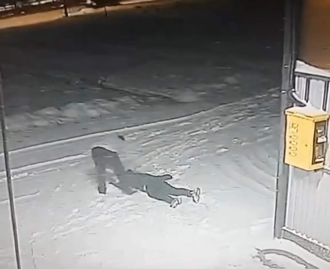 Ұрлық үстінде ұсталған ер адам өтірік талып қалды (видео)
