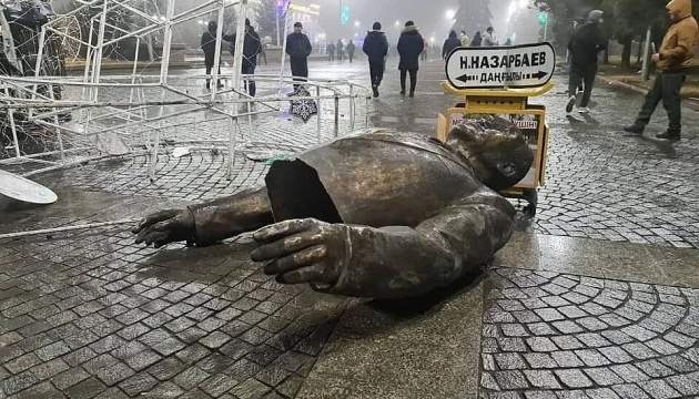 Бозымбаев Назарбаевтың ескерткіші туралы: Қайта қалпына келтіруге мүмкіндік жоқ