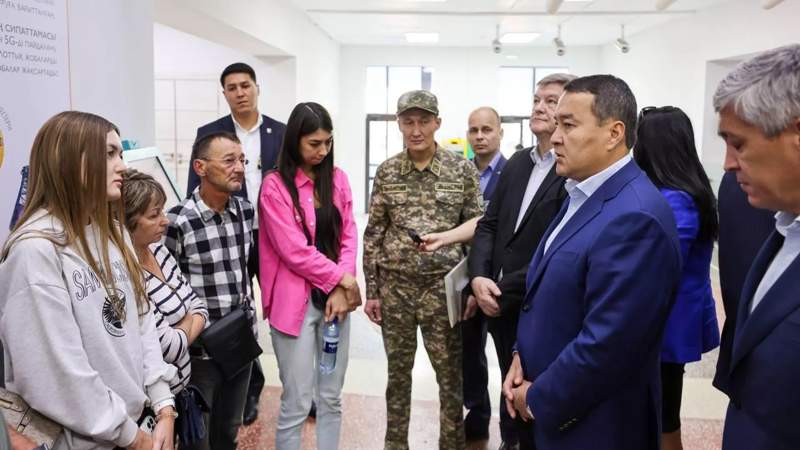 Әлихан Смайылов қаза тапқан кеншілердің отбасымен кездесті