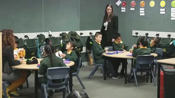 Австралия оқушылары қайтадан партаға отырды 