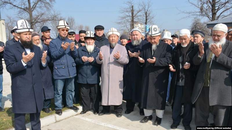 Қырғыздар коронавирустың таралуын тоқтату үшін құрбандық шалды