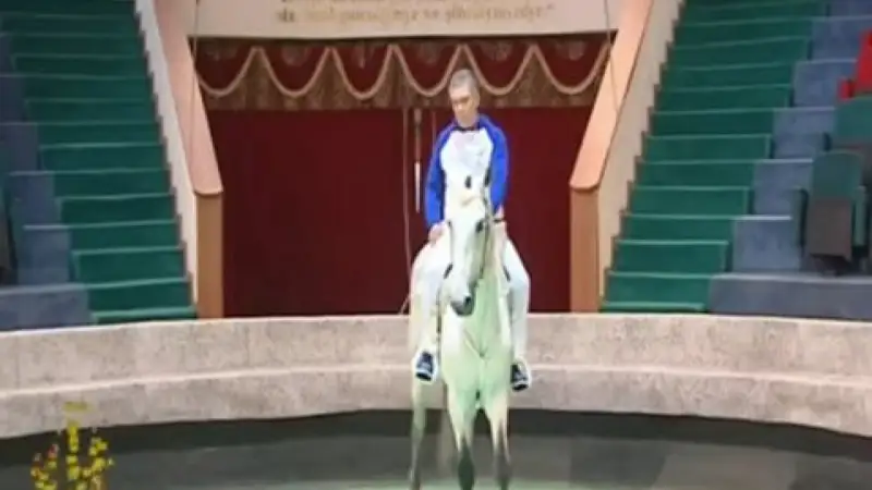 Түркімен президенті циркте өнер көрсетті