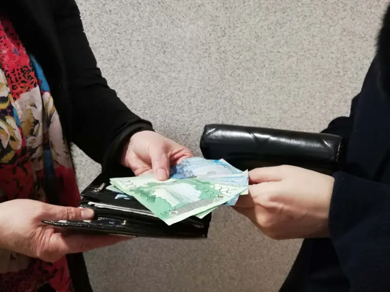 Зейнеткерді алдап, ақшасын алып кеткен ер адам ұсталды
