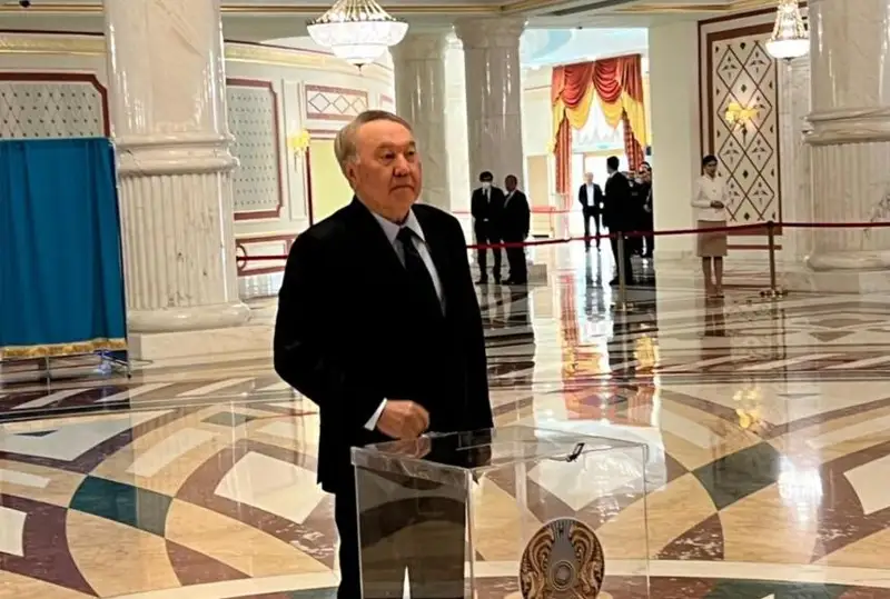 Назарбаев референдумда дауыс берді