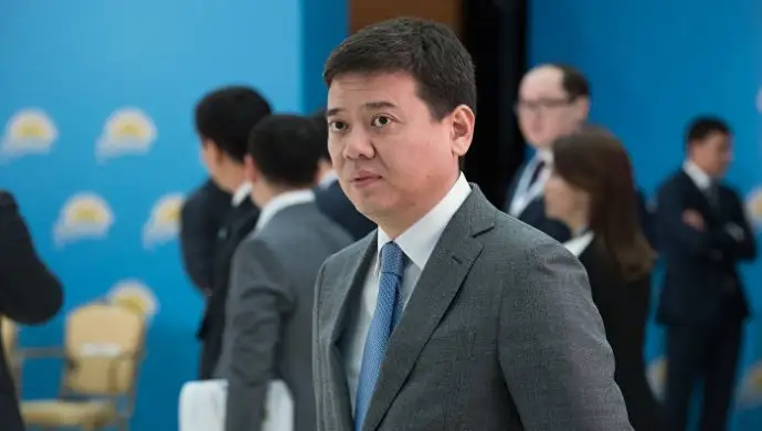 Бекетаев өзінде жоқ этикетті тілшіден талап етті