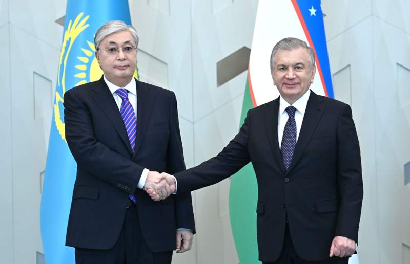 Мирзиёев Тоқаевты халықаралық конгресс орталығында күтіп алды