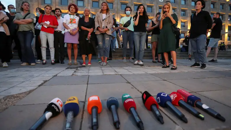 Мыңдаған адам үкіметтің отставкаға кетуін талап етті