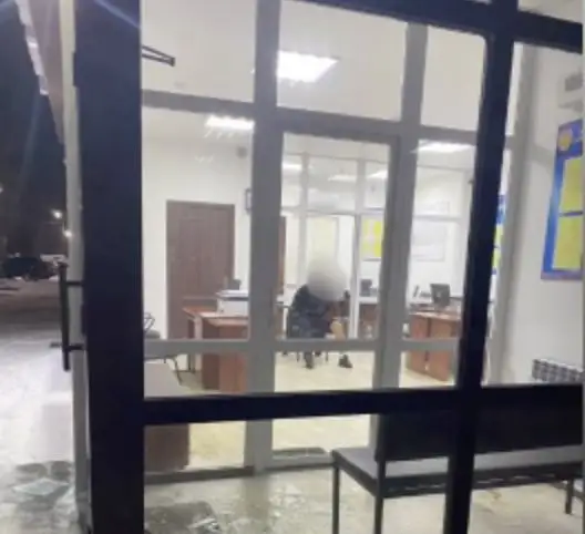 Павлодарда мас ер адам полиция бекетінің есігін сындырып кірген (видео)