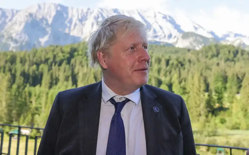 Борис Джонсон COVID-19 құрбандарының жақындарынан кешірім сұрады