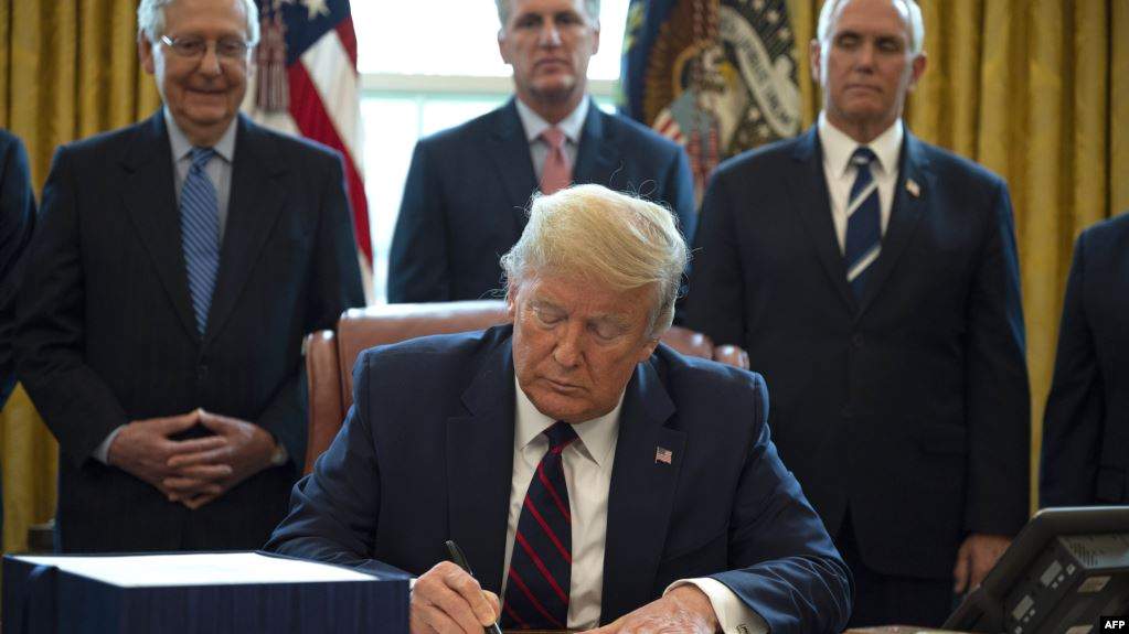 Трамп Қытайға санкция салу туралы заңға қол қойды