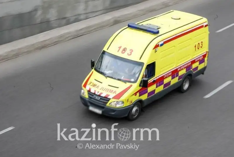 Абай облысында автобус аударылып, 15 адам зардап шекті
