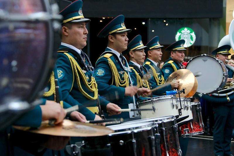 Елордадағы сауда орталығында Қорғаныс министрлігінің әскери оркестрі концерт қойды 