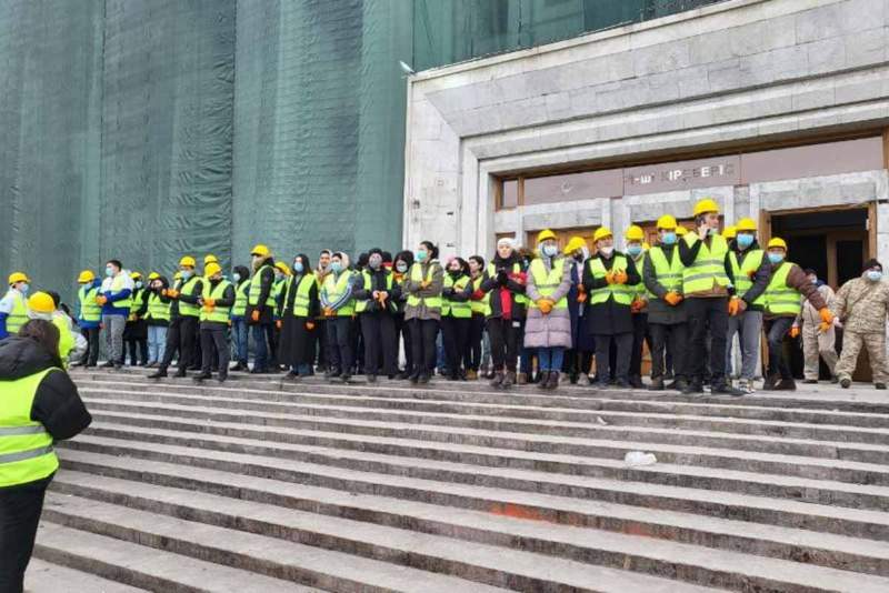 Алматылық еріктілер өртенген әкімдік ғимаратын тазартуға көмектесті