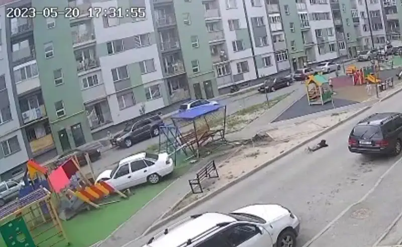 Алматыда тұрғын үй кешенінің ауласында 7 жастағы баланы көлік қағып кетті