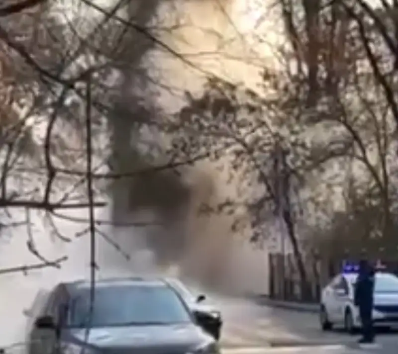 Алматының Гоголь-Шәріпов көшелерінде құбыр жарылды (видео)